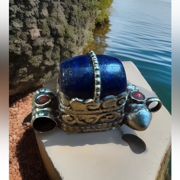 vintage and hand carved traditional ethnic Tibetan pendant with lapis stone 14gr - Picture 5 of 11